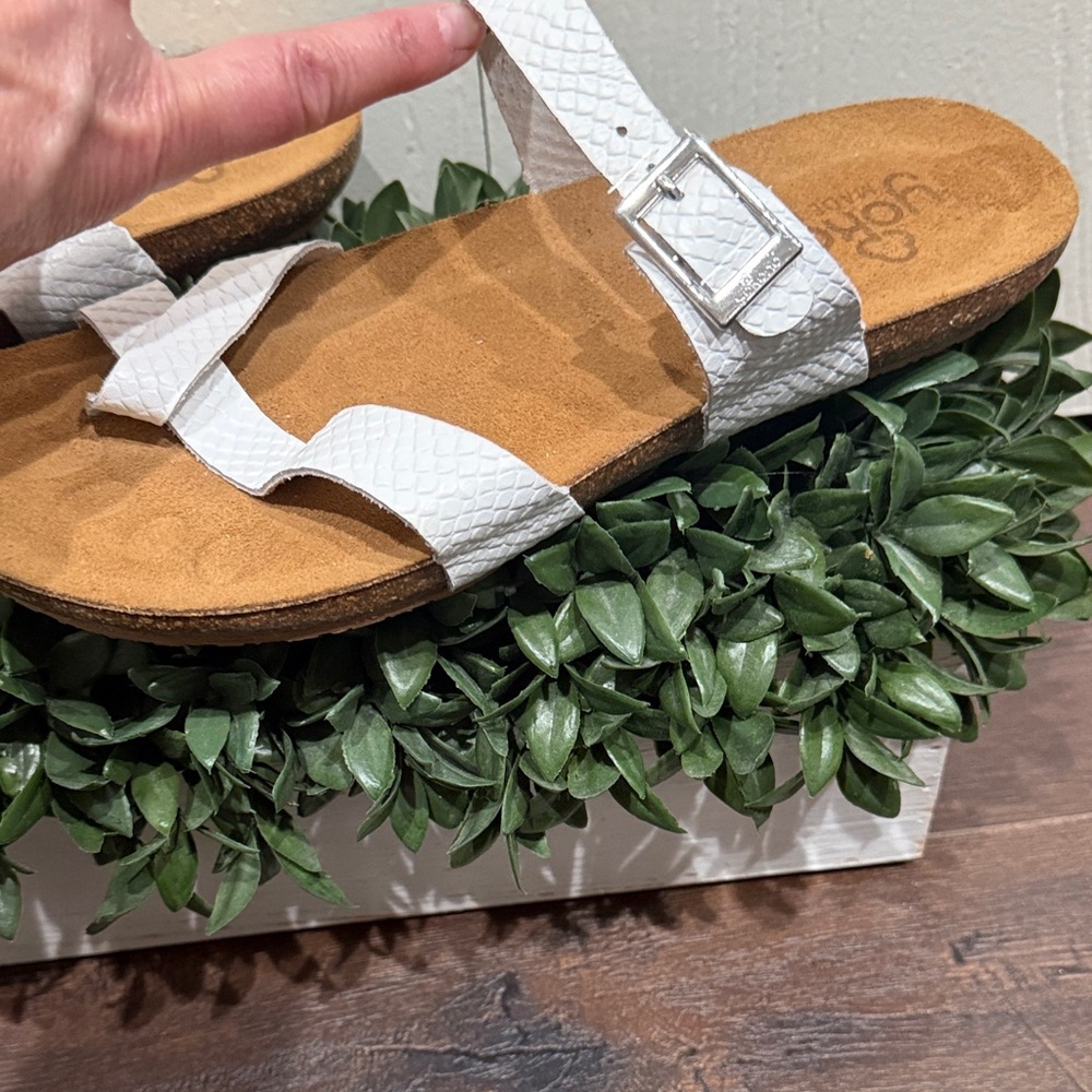 Yokono White Textured Style  Women's Sandals With Buckle NWT Size 9.5 - Picture 4 of 7